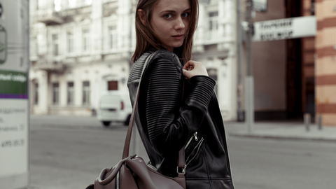 Sophisticated woman carrying a trendy Rare Klub shoulder bag